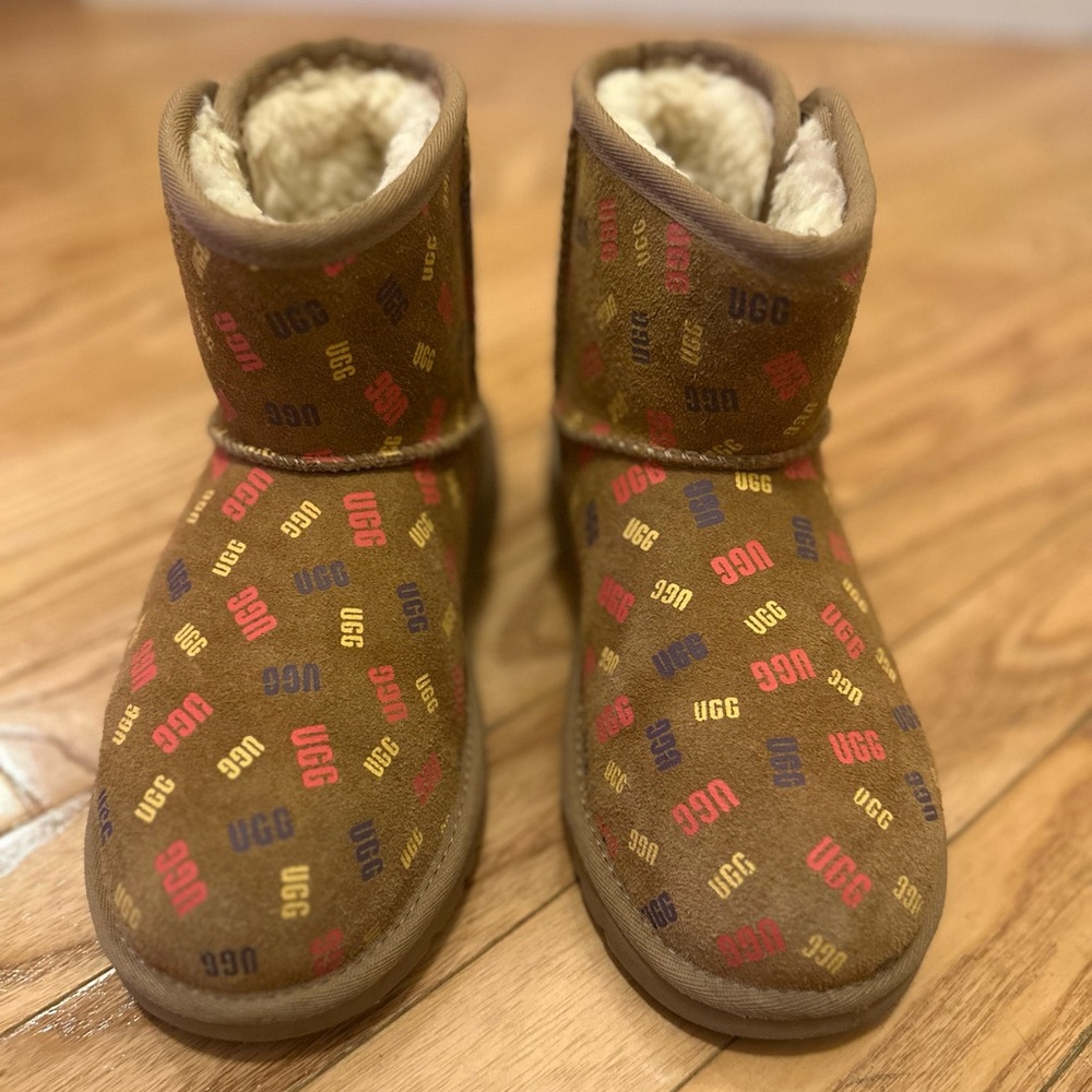 UGG Girls’ Jona Confetti Mini Chestnut Logo Boots-Size 4